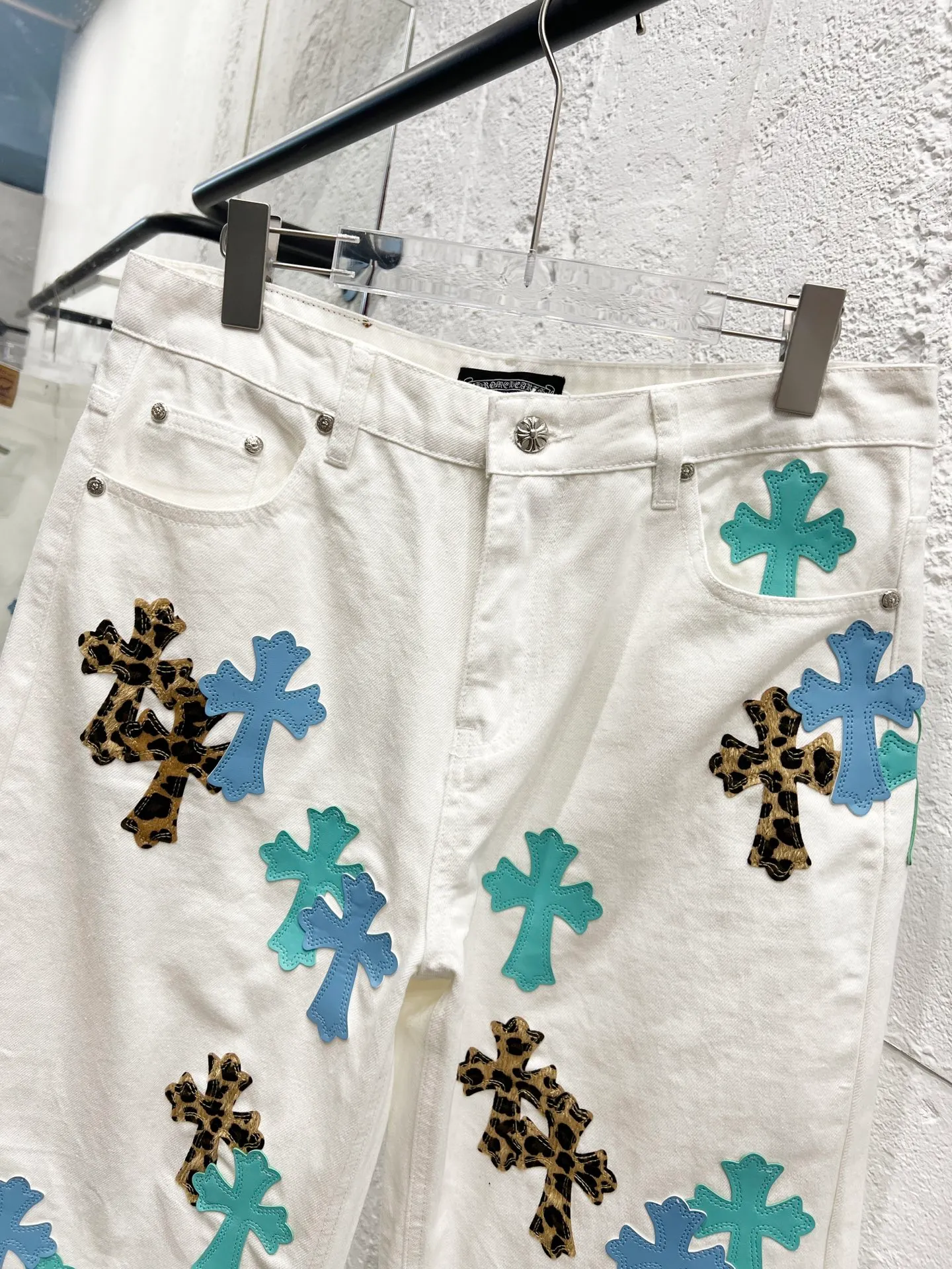 P250 Style number: H852 Chrome hearts & Chrome hearts 25ss blue leopard print cross patch leather jeans Chrome hearts’ logging pants are here! ! ! CH Croix Heart Double Knee Cross Patch Leather Bo1 Style Logging Pants Straight-leg Work Pants B136 Croix Heart Cross Sanskrit Overalls Price 24W Level, patchwork cross pattern embellishment, high-waisted washed jeans! ! Absolutely high-end luxury products, 1.9W level god-level single products, super popular products, made by top heavy industry, not to be missed. About Zangyin, this is an extremely luxurious fashion brand, which can also be called the nobles of the high street. It has always been an exclusive brand of some hipsters or rich second generation. Compared with ordinary high streets, it is more luxurious and noble. Compared with luxury brands, it has a more fashionable personality and has always been a brand that I have a special liking for. Imported yarn is custom-woven into high-density twill canvas, which ensures a crisp silhouette while also making the fabric feel very delicate. It follows the B01 classic silhouette, with a crisp and stylish upper body. The ready-made garments are stone-ground and fermented and washed, so they can be matched with any style. Buttons and zinc-brushed washable genuine YKK retro metal products. Double-layered canvas on the front. Perfect details. All hardware is perfect. Size: 30-32-34-36 Color: white pants, blue leather, leopard print